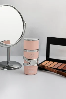 ادکلن مینیاتوری یارا صورتی روی میز آرایش بانوان