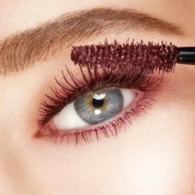 تست ریمل زرشکی روی چشم