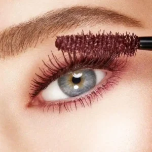 تست ریمل زرشکی روی چشم