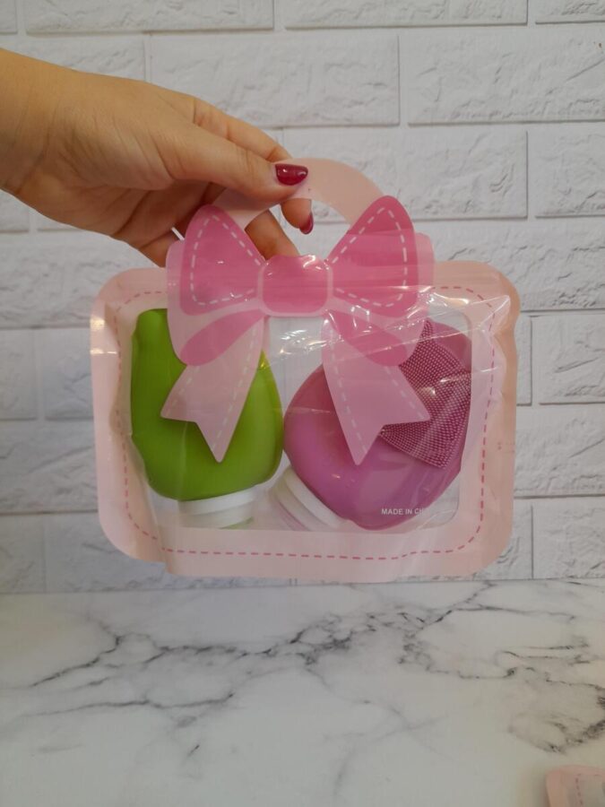 بطری سیلیکونی مسافرتی ۹۰ میل با فیسبراش داخلی رنگ گلبهی و سبز