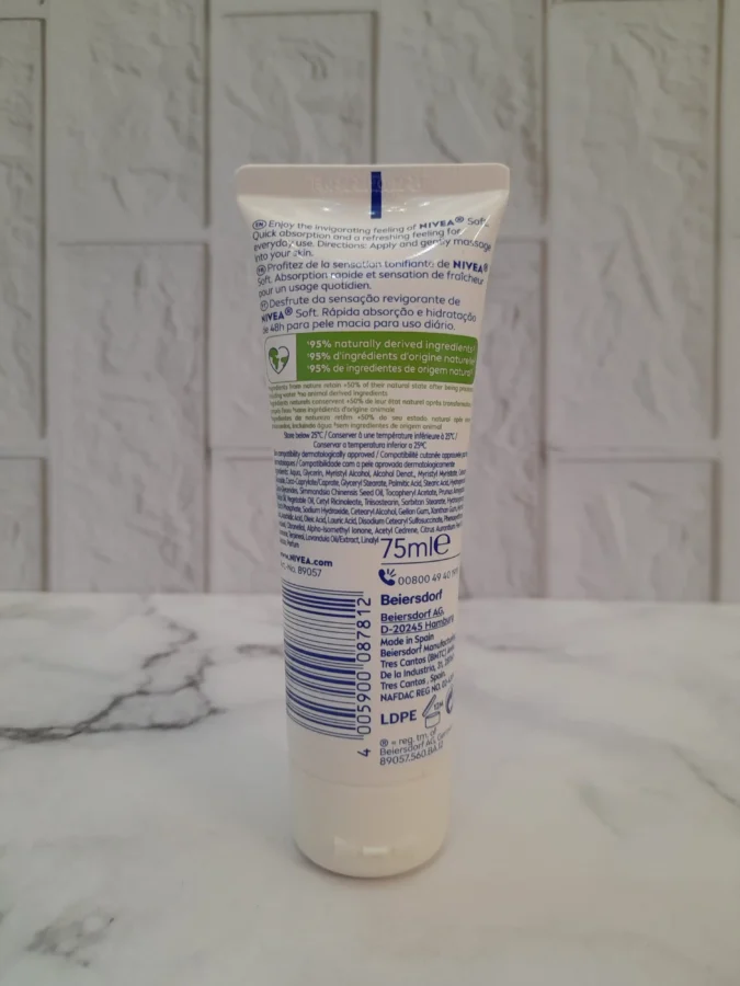 کرم مرطوب کننده NIVEA Soft مناسب صورت دست و بدن