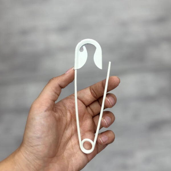 کانزاشی طرح سنجاق قفلی سفید با طراحی فانتزی