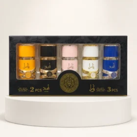 پک ادکلن یارا و اسد شامل پنج عطر زنانه و مردانه روی استند سفید